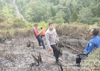 Polsek Sungai Penuh Bersama Damkar Padamkan Karhutla Seluas 0,5 Hektare di Ulu Air. (Foto : ist)