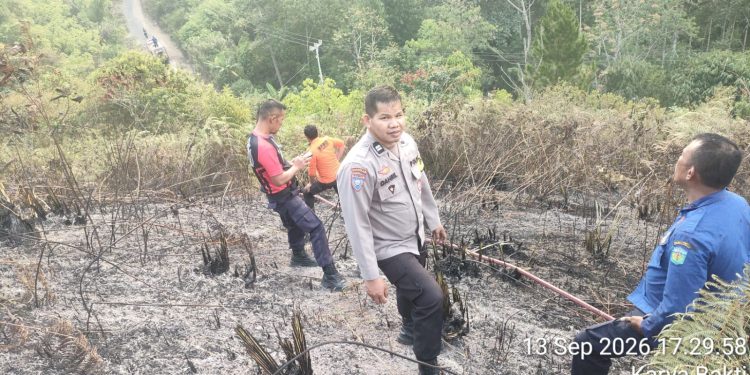 Polsek Sungai Penuh Bersama Damkar Padamkan Karhutla Seluas 0,5 Hektare di Ulu Air. (Foto : ist)
