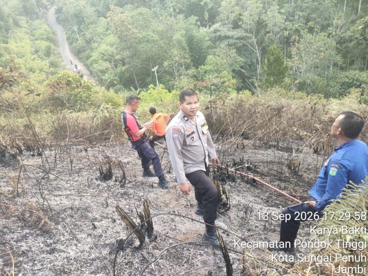 Polsek Sungai Penuh Bersama Damkar Padamkan Karhutla Seluas 0,5 Hektare di Ulu Air. (Foto : ist)