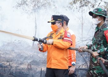 Londerang Kembali Terbakar, Al Haris Turun Langsung Uji Zat Pemadam Api Gambut. (Foto : ist)