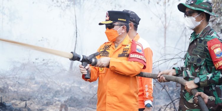 Londerang Kembali Terbakar, Al Haris Turun Langsung Uji Zat Pemadam Api Gambut. (Foto : ist)