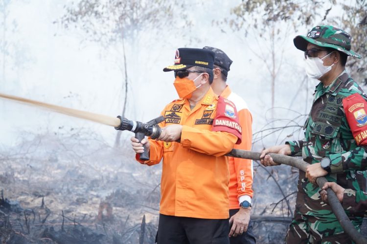 Londerang Kembali Terbakar, Al Haris Turun Langsung Uji Zat Pemadam Api Gambut. (Foto : ist)