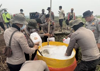 Gunakan Cairan X-FIRE, Polda Jambi Percepat Penanganan Karhutla di Taman Nasional Berbak. (Foto : ist)