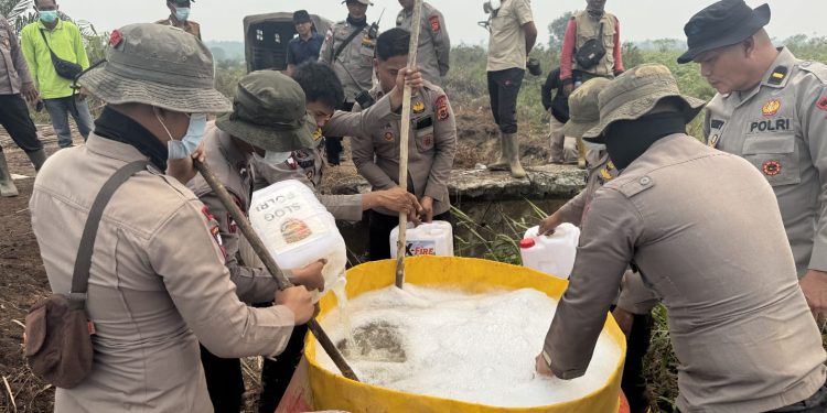 Gunakan Cairan X-FIRE, Polda Jambi Percepat Penanganan Karhutla di Taman Nasional Berbak. (Foto : ist)