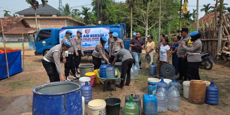 HUT Propam Polri 2026, Bid Propam Polda Jambi Salurkan 10.000 Liter Air Bersih untuk Warga Tangkit. (Foto : ist)