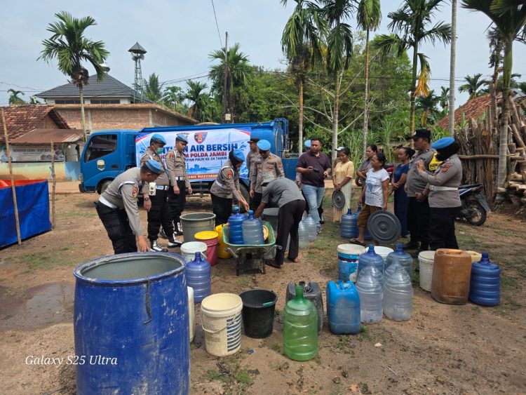 HUT Propam Polri 2026, Bid Propam Polda Jambi Salurkan 10.000 Liter Air Bersih untuk Warga Tangkit. (Foto : ist)