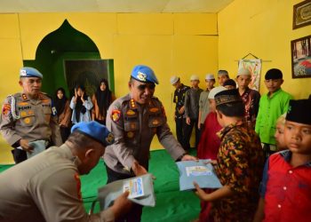 HUT Propam Polri ke-24, Bid Propam Polda Jambi Gelar Bakti Sosial di Panti Asuhan dan Berbagi dengan Pengguna Jalan. (Foto : ist)