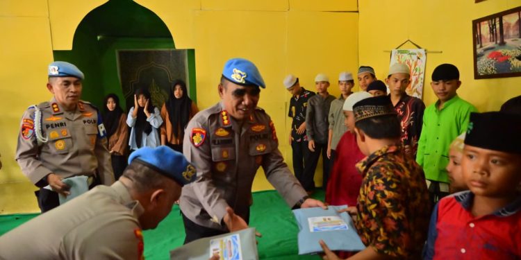 HUT Propam Polri ke-24, Bid Propam Polda Jambi Gelar Bakti Sosial di Panti Asuhan dan Berbagi dengan Pengguna Jalan. (Foto : ist)