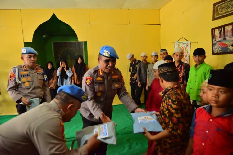 HUT Propam Polri ke-24, Bid Propam Polda Jambi Gelar Bakti Sosial di Panti Asuhan dan Berbagi dengan Pengguna Jalan. (Foto : ist)