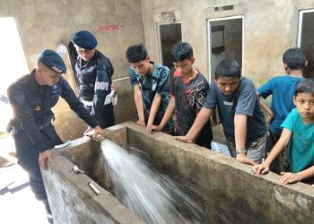 Brimob Jambi Peduli, Batalyon B Pelopor Salurkan Bantuan Air Bersih ke Pesantren. (Foto : ist)