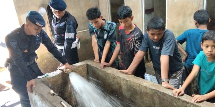 Brimob Jambi Peduli, Batalyon B Pelopor Salurkan Bantuan Air Bersih ke Pesantren. (Foto : ist)