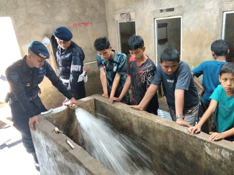 Brimob Jambi Peduli, Batalyon B Pelopor Salurkan Bantuan Air Bersih ke Pesantren. (Foto : ist)