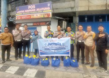 Jurnalis berbagi di Polantas simpang Jelutung. (Foto : Ocha - sinarjambi.com)