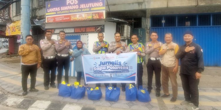 Jurnalis berbagi di Polantas simpang Jelutung. (Foto : Ocha - sinarjambi.com)