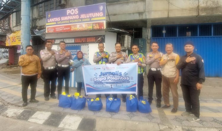 Jurnalis berbagi di Polantas simpang Jelutung. (Foto : Ocha - sinarjambi.com)