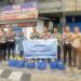 Jurnalis berbagi di Polantas simpang Jelutung. (Foto : Ocha - sinarjambi.com)