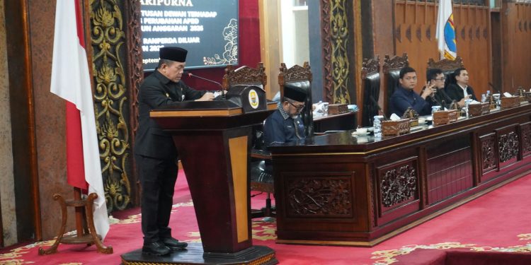 Gubernur Al Haris Hadiri Rapat Paripurna DPRD Penyampaian Laporan Banggar dan Penandatanganan Nota Kesepakatan Ranperda Perubahan APBD 2026. (Foto : ist)
