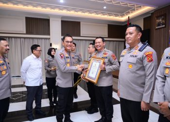 Polda Jambi Tingkatkan Pelayanan Publik Prima, Serahkan Penghargaan WBK dan Pelayanan Prima. (Foto : ist)