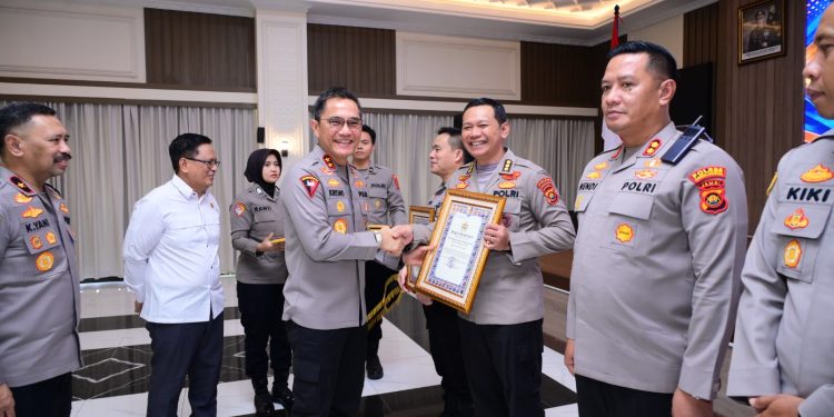Polda Jambi Tingkatkan Pelayanan Publik Prima, Serahkan Penghargaan WBK dan Pelayanan Prima. (Foto : ist)