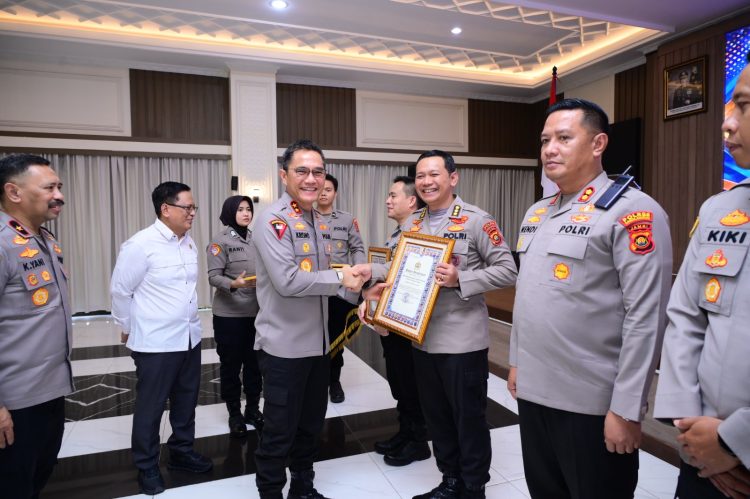 Polda Jambi Tingkatkan Pelayanan Publik Prima, Serahkan Penghargaan WBK dan Pelayanan Prima. (Foto : ist)