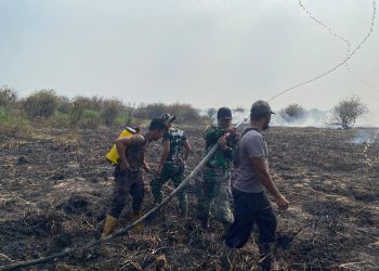 Tim Gabungan Lakukan Pendinginan Karhutla di Desa Rantau Panjang, Muaro Jambi. (Foto : ist)