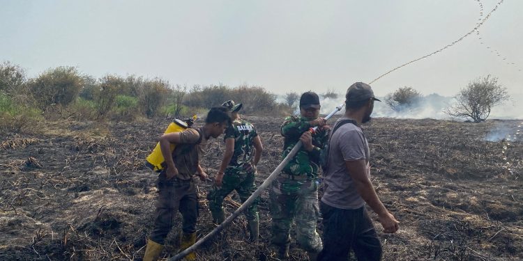 Tim Gabungan Lakukan Pendinginan Karhutla di Desa Rantau Panjang, Muaro Jambi. (Foto : ist)