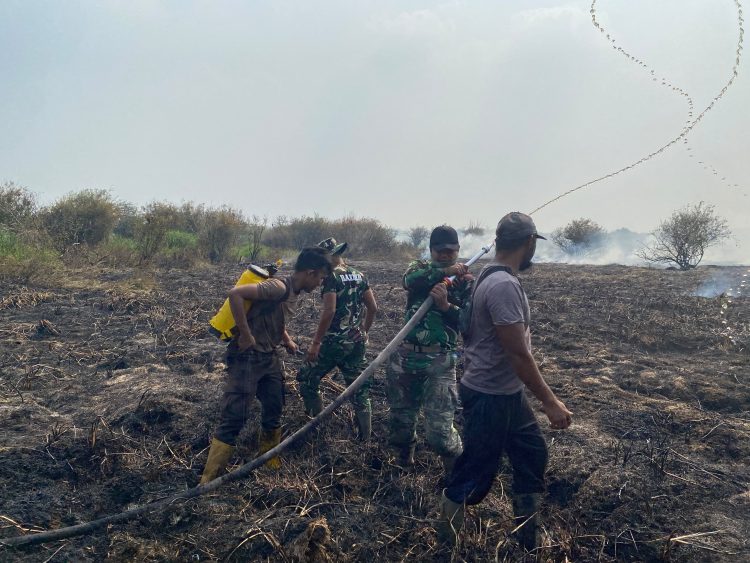 Tim Gabungan Lakukan Pendinginan Karhutla di Desa Rantau Panjang, Muaro Jambi. (Foto : ist)