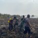 Tim Gabungan Lakukan Pendinginan Karhutla di Desa Rantau Panjang, Muaro Jambi. (Foto : ist)