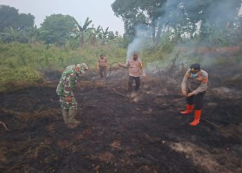 Polri Bersama TNI, BPBD dan Warga Padamkan Karhutla Seluas 5 Hektare di Sungai Duren. (Foto : ist)