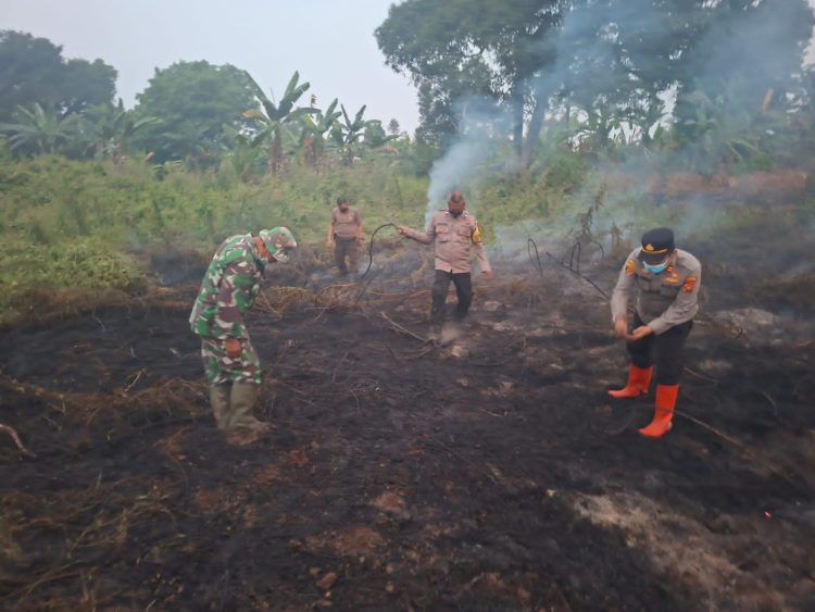 Polri Bersama TNI, BPBD dan Warga Padamkan Karhutla Seluas 5 Hektare di Sungai Duren. (Foto : ist)