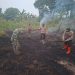 Polri Bersama TNI, BPBD dan Warga Padamkan Karhutla Seluas 5 Hektare di Sungai Duren. (Foto : ist)
