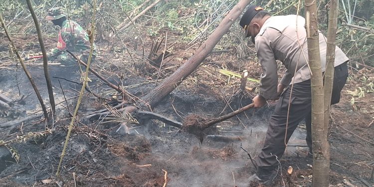 Polsek Mendahara Ulu Bersama Tim Gabungan Padamkan Karhutla di Area SUTET Pematang Rahim. (Foto : ist)