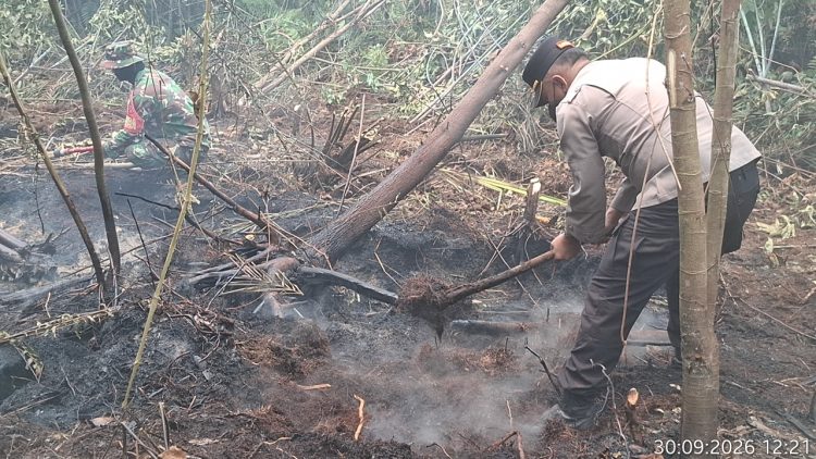 Polsek Mendahara Ulu Bersama Tim Gabungan Padamkan Karhutla di Area SUTET Pematang Rahim. (Foto : ist)