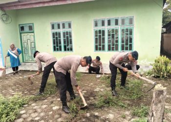 Brimob Jambi Gelar Bakti Sosial di Lingkungan TK Tunas Bangsa Merangin.(Foto : ist)
