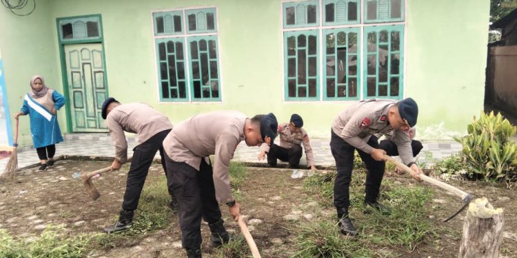 Brimob Jambi Gelar Bakti Sosial di Lingkungan TK Tunas Bangsa Merangin.(Foto : ist)