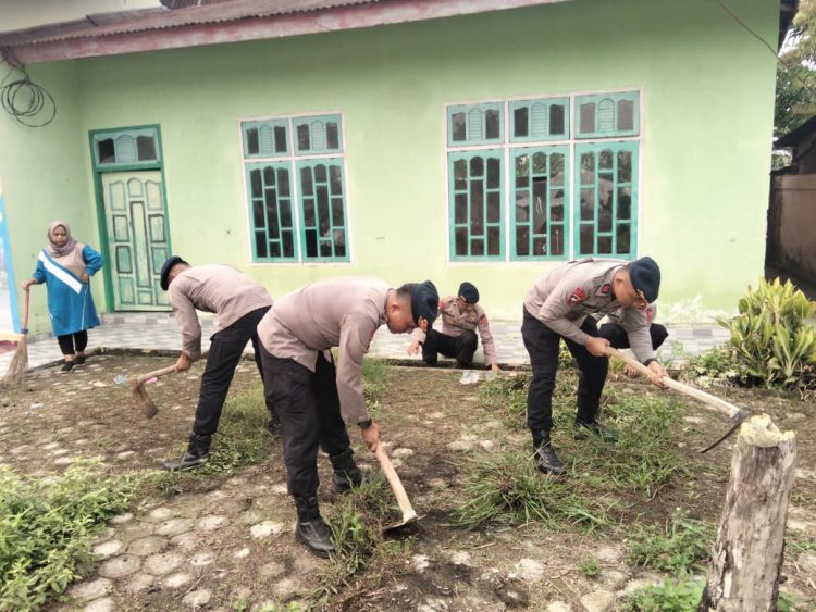 Brimob Jambi Gelar Bakti Sosial di Lingkungan TK Tunas Bangsa Merangin.(Foto : ist)