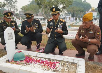 Danrem 042/Gapu Pimpin Ziarah Nasional HUT KE-81 TNI Di TMP Satria Bhakti Jambi. (Foto : ist)