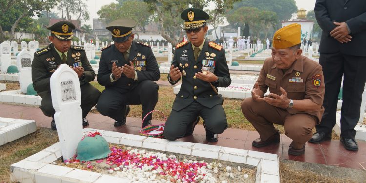 Danrem 042/Gapu Pimpin Ziarah Nasional HUT KE-81 TNI Di TMP Satria Bhakti Jambi. (Foto : ist)