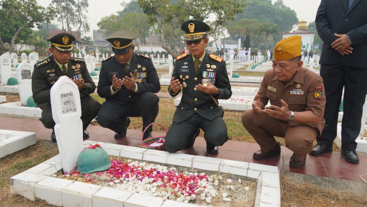 Danrem 042/Gapu Pimpin Ziarah Nasional HUT KE-81 TNI Di TMP Satria Bhakti Jambi. (Foto : ist)