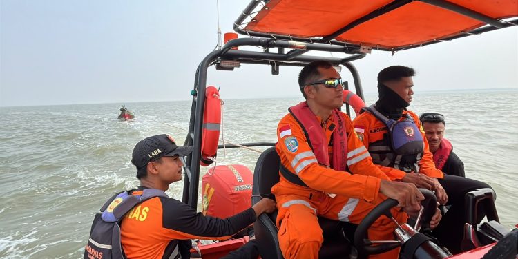 Dua Nelayan Tanjab Barat yang Hilang Saat Melaut Ditemukan Selamat oleh Tim SAR Gabungan. (Foto : ist)