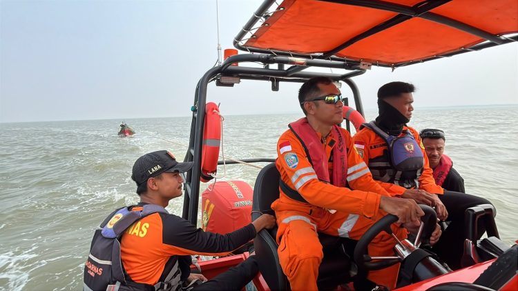 Dua Nelayan Tanjab Barat yang Hilang Saat Melaut Ditemukan Selamat oleh Tim SAR Gabungan. (Foto : ist)