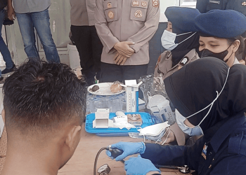 Brimob Polda Jambi Peduli : Beri Bantuan, Vitamin, Masker, Periksa Kesehatan Satgas Karhutla dan Warga desa Pompa Air. (Foto : Rolan - sinarjambi.com)