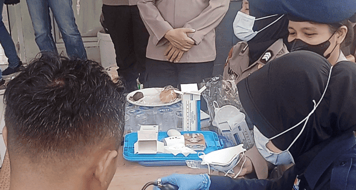 Brimob Polda Jambi Peduli : Beri Bantuan, Vitamin, Masker, Periksa Kesehatan Satgas Karhutla dan Warga desa Pompa Air. (Foto : Rolan - sinarjambi.com)