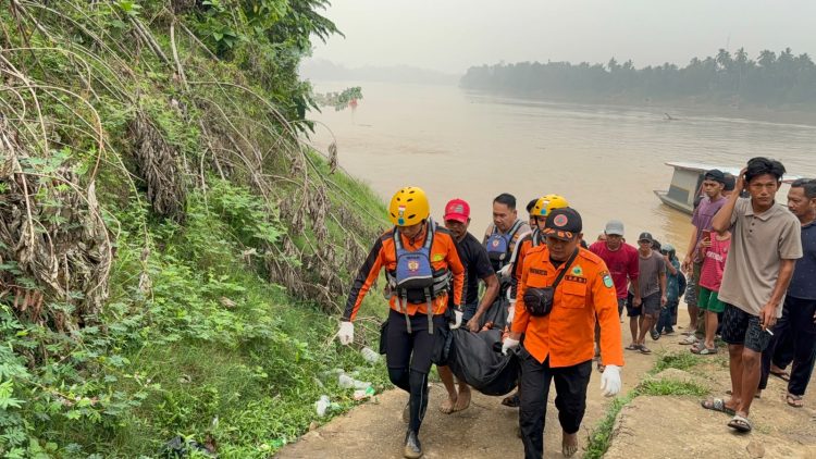 Tim SAR gabungan temukan korban tenggelam di sungai batanghari Tebo dalam kondisi meninggal dunia. (Foto : ist)
