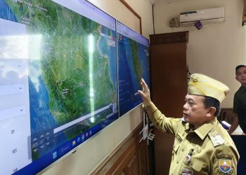Pantau Monitor SiPongi, Gubernur Al Haris Ungkap Jambi Terkepung Asap Akibat Arah Angin. (Foto : ist)