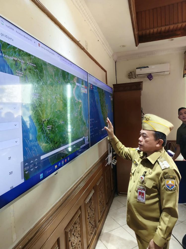 Pantau Monitor SiPongi, Gubernur Al Haris Ungkap Jambi Terkepung Asap Akibat Arah Angin. (Foto : ist)