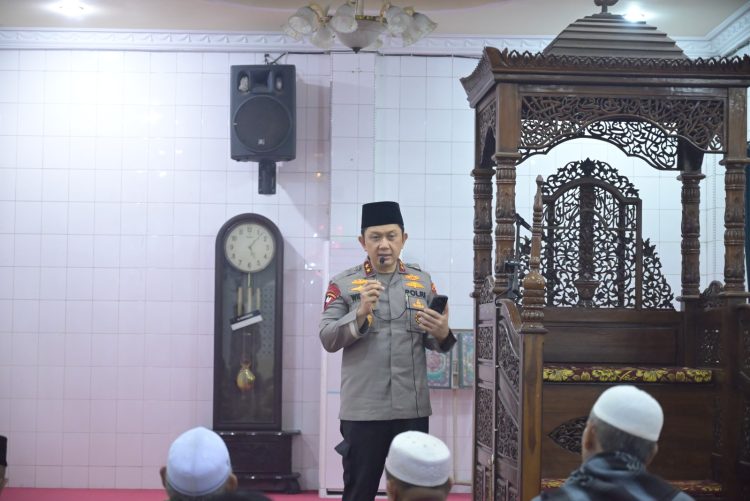 Subuh Keliling di Masjid Jami Ass’adah, Kapolda Jambi Ajak Masyarakat Jaga Kamtibmas. (Foto : ist)
