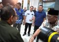 Jhon Eka Powa (kanan) menyambut kedatangan anggota BAM DPR RI di ruang VIP bandara Sultan Thaha Saifuddin. (Foto : ist)