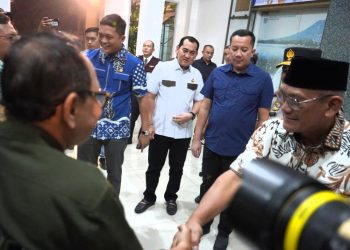 Jhon Eka Powa (kanan) menyambut kedatangan anggota BAM DPR RI di ruang VIP bandara Sultan Thaha Saifuddin. (Foto : ist)
