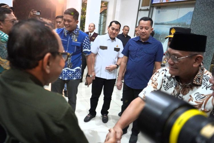 Jhon Eka Powa (kanan) menyambut kedatangan anggota BAM DPR RI di ruang VIP bandara Sultan Thaha Saifuddin. (Foto : ist)